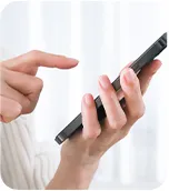 スマートフォンを持つ手