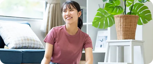 自室の床に座っている女性